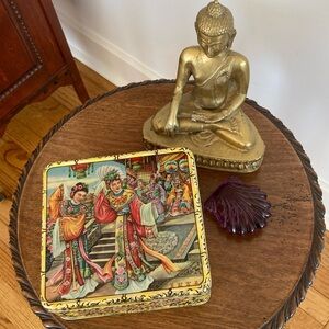 Beautiful Vintage Tin